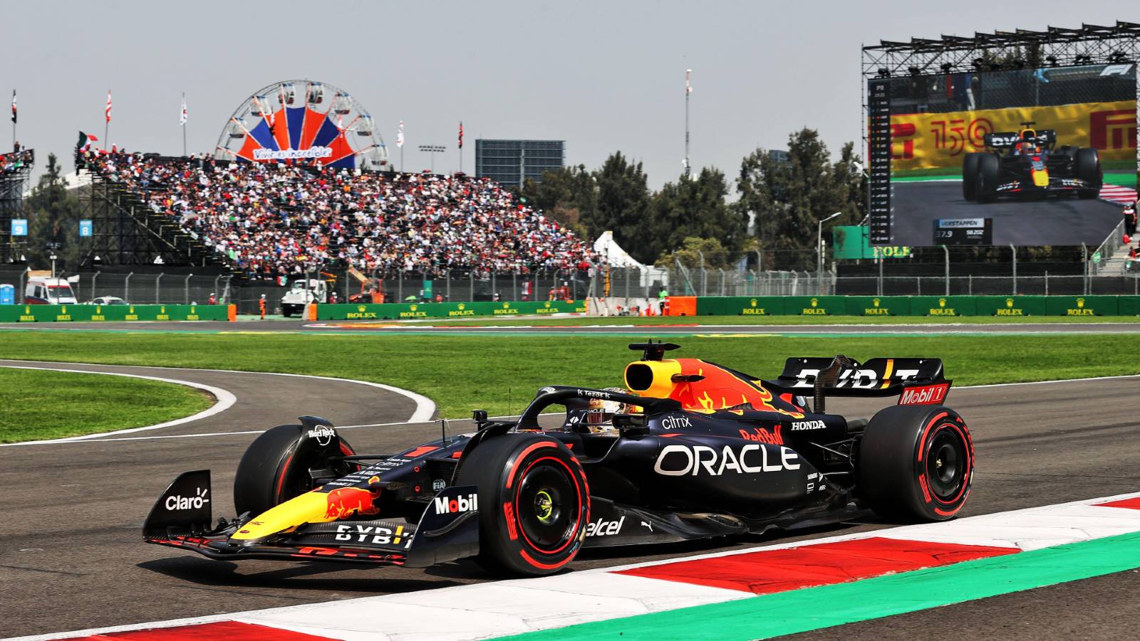 Max Verstappen背景中有一个大轮子。2022年10月墨西哥城。