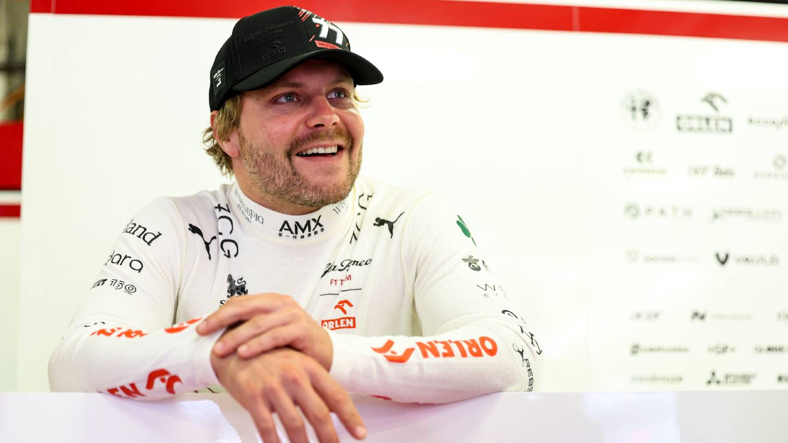 Valtteri Bottas在阿尔法罗密欧车库里微笑。2022年10月墨西哥城。