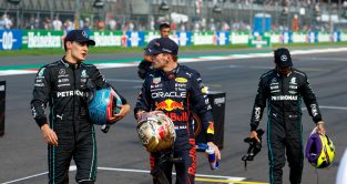 Max Verstappen与George Russell交谈，背景是Lewis Hamilton。墨西哥2022年10月