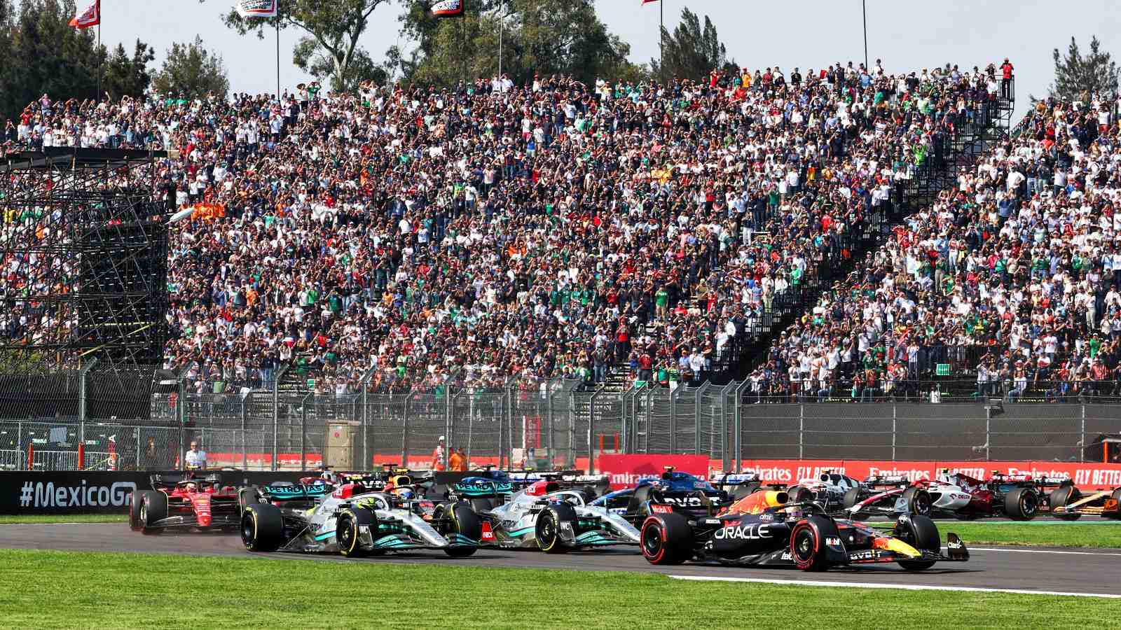 Max Verstappen leads the Mexican Grand Prix. Mexico City, October 2022.