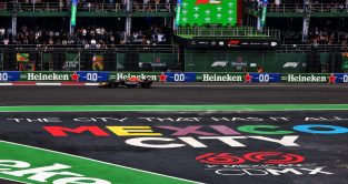 红牛的Max Verstappen在墨西哥城大奖赛的赛道上。2022年10月，墨西哥城。
