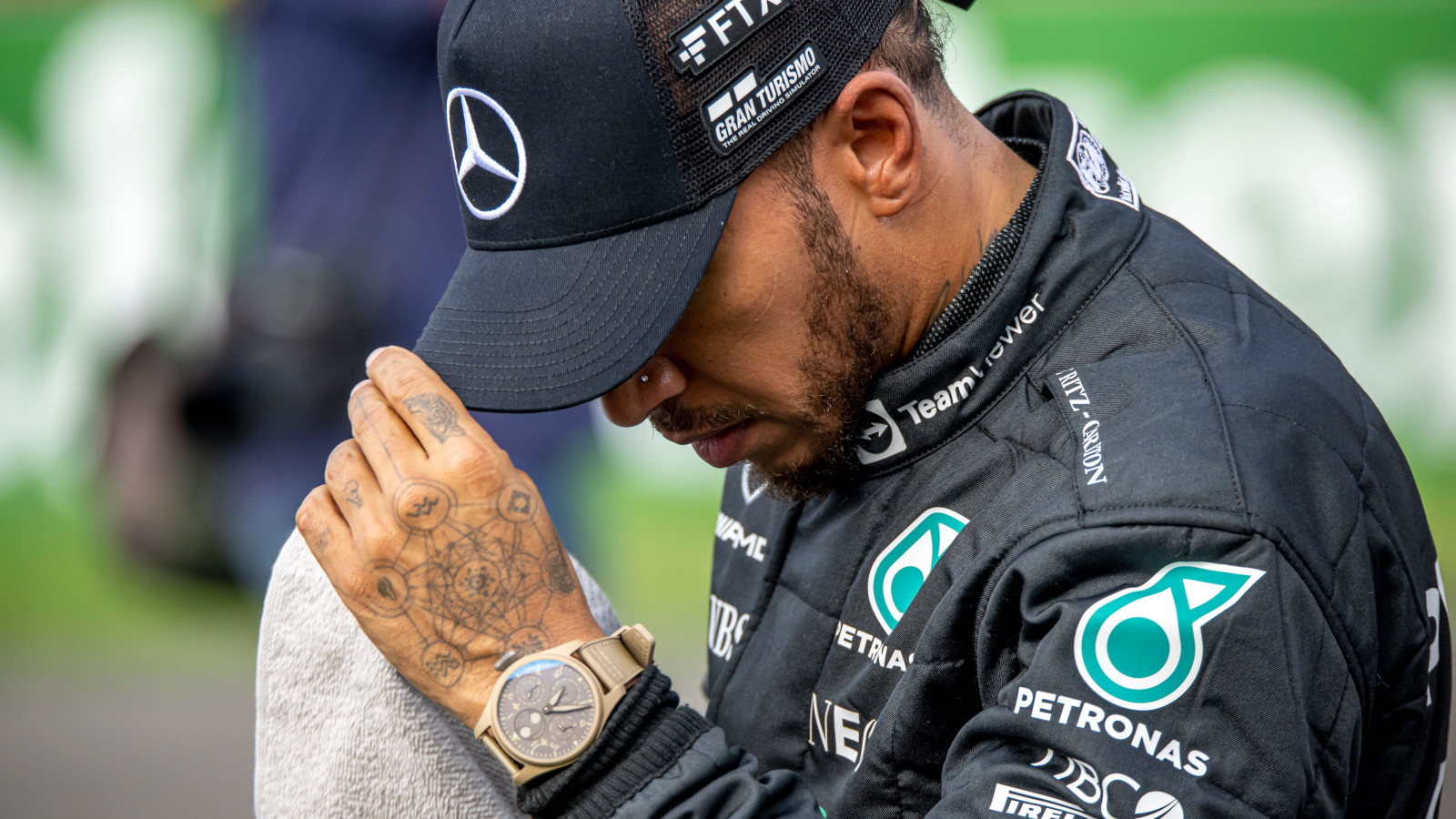 Lewis Hamilton with his head down. Mexico October 2022