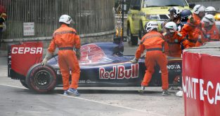 红牛之队的Max Verstappen的赛车在碰撞后被移出了障碍。蒙特卡洛，2015年5月。