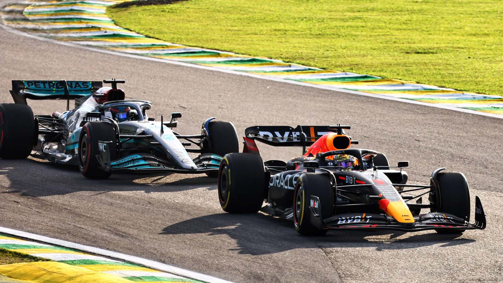 George Russell looks to overtake Max Verstappen. Sao Paulo, November 2022.