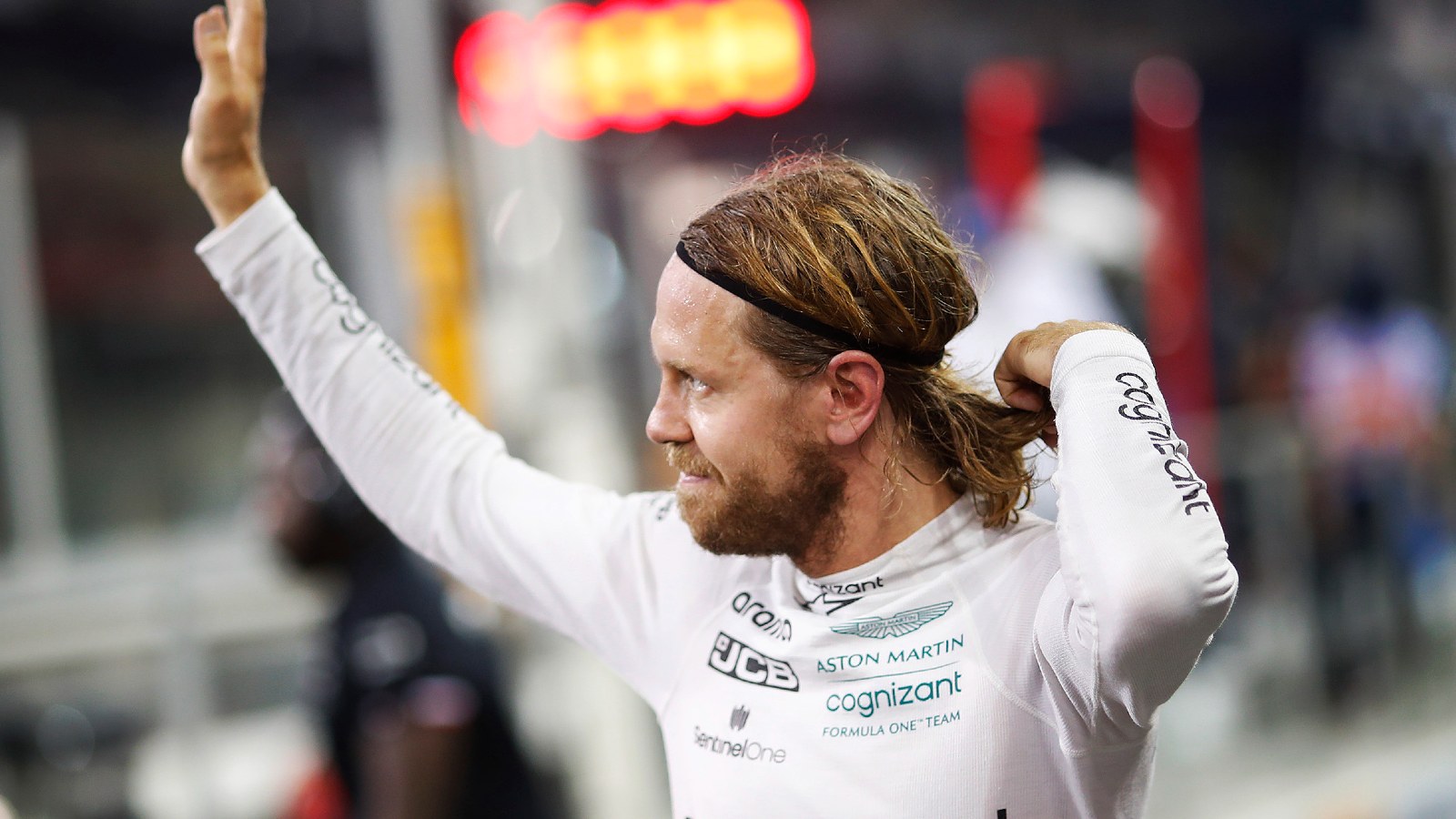 Sebastian Vettel waving. Abu Dhabi, November 2022.