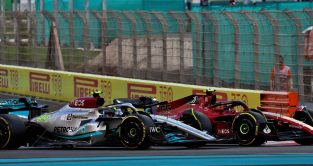 Lewis Hamilton, Mercedes, Carlos Sainz, Ferrari, side-by-side. Abu Dhabi, November 2022.