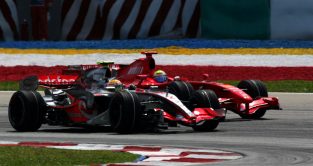 迈凯轮的刘易斯·汉密尔顿和法拉利的费利佩·马萨在2007年的比赛。罚款