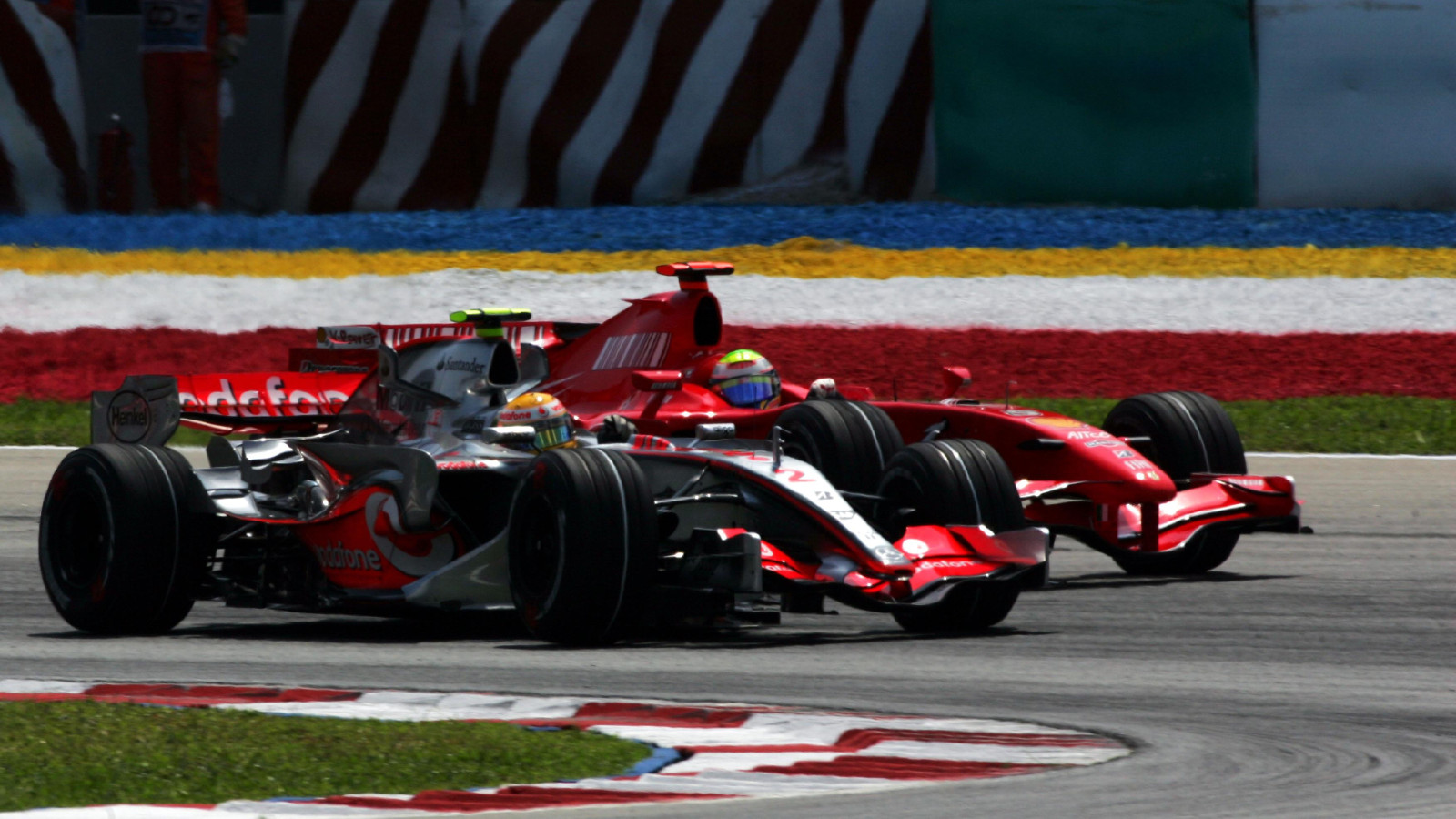 迈凯轮的刘易斯·汉密尔顿和法拉利的费利佩·马萨在2007年的比赛。罚款