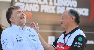 威廉姆斯车队老板约斯特·卡皮托和阿尔法·罗密欧的弗雷德·瓦塞尔笑了。2022年7月