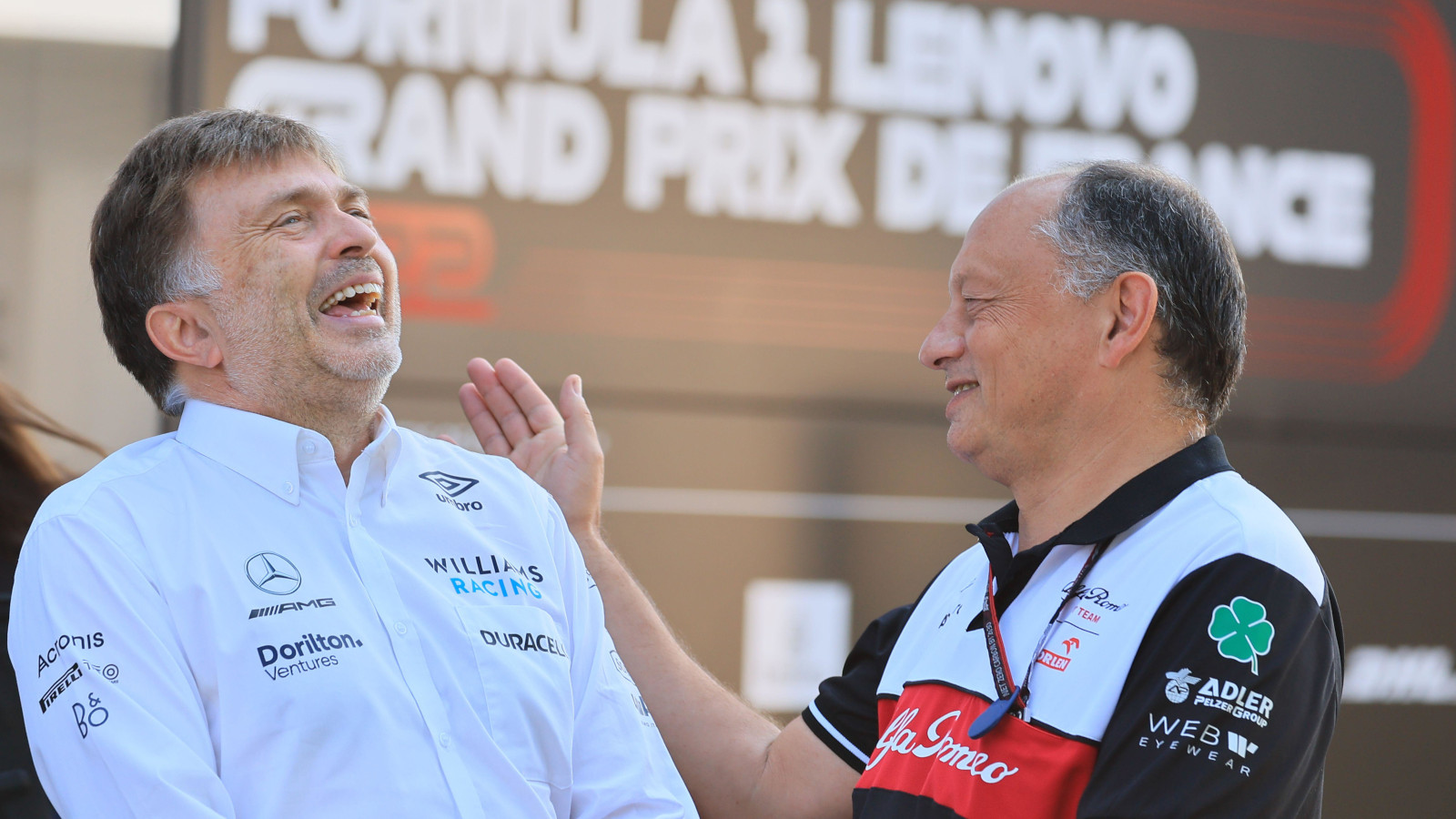 威廉姆斯车队老板约斯特·卡皮托和阿尔法·罗密欧的弗雷德·瓦塞尔笑了。2022年7月