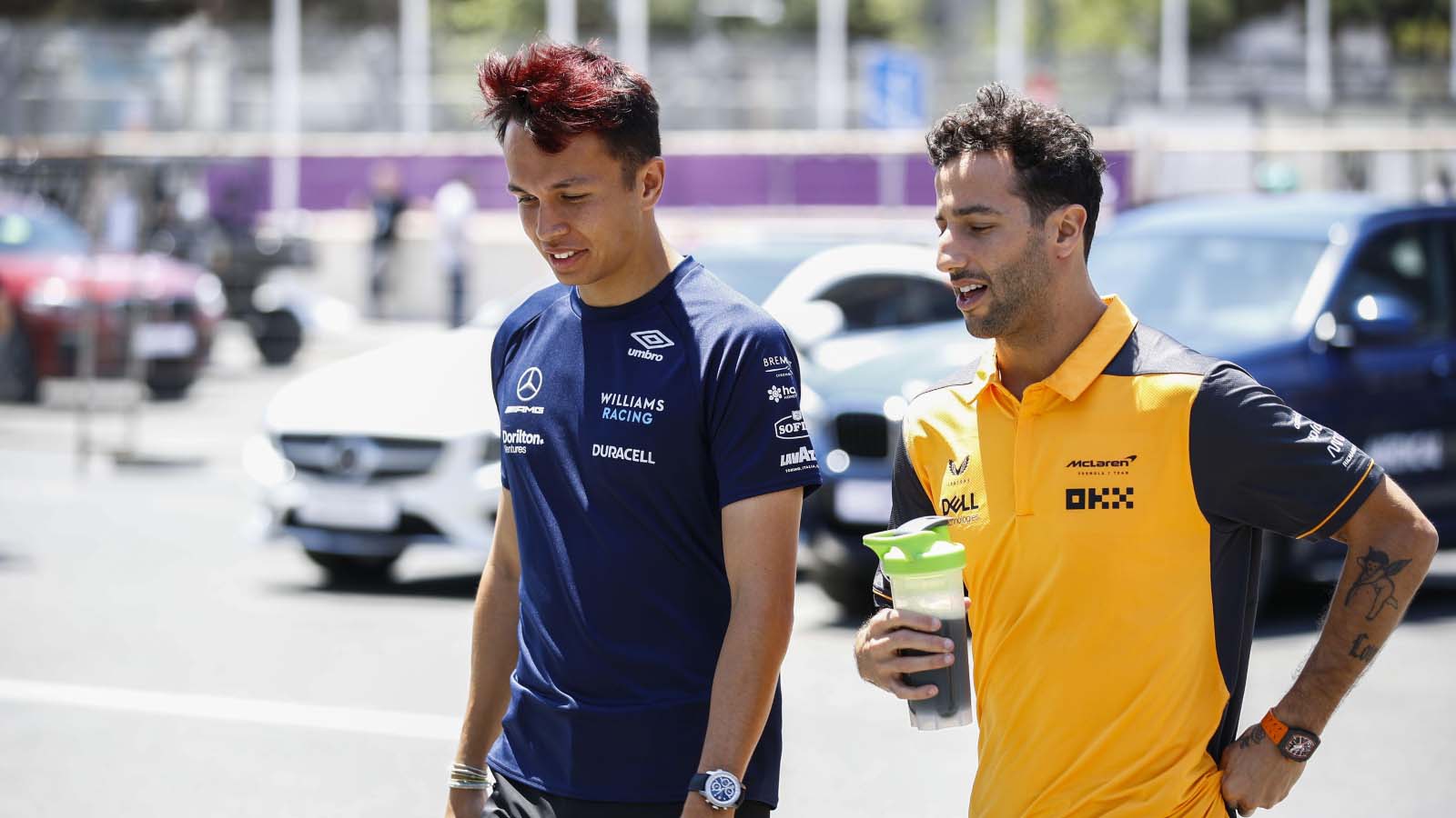 Alex Albon和Daniel Ricciardo。巴库2022年6月。