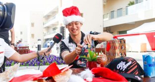 周冠宇打开F1神秘圣诞老人礼物。阿布扎比，2022年11月。