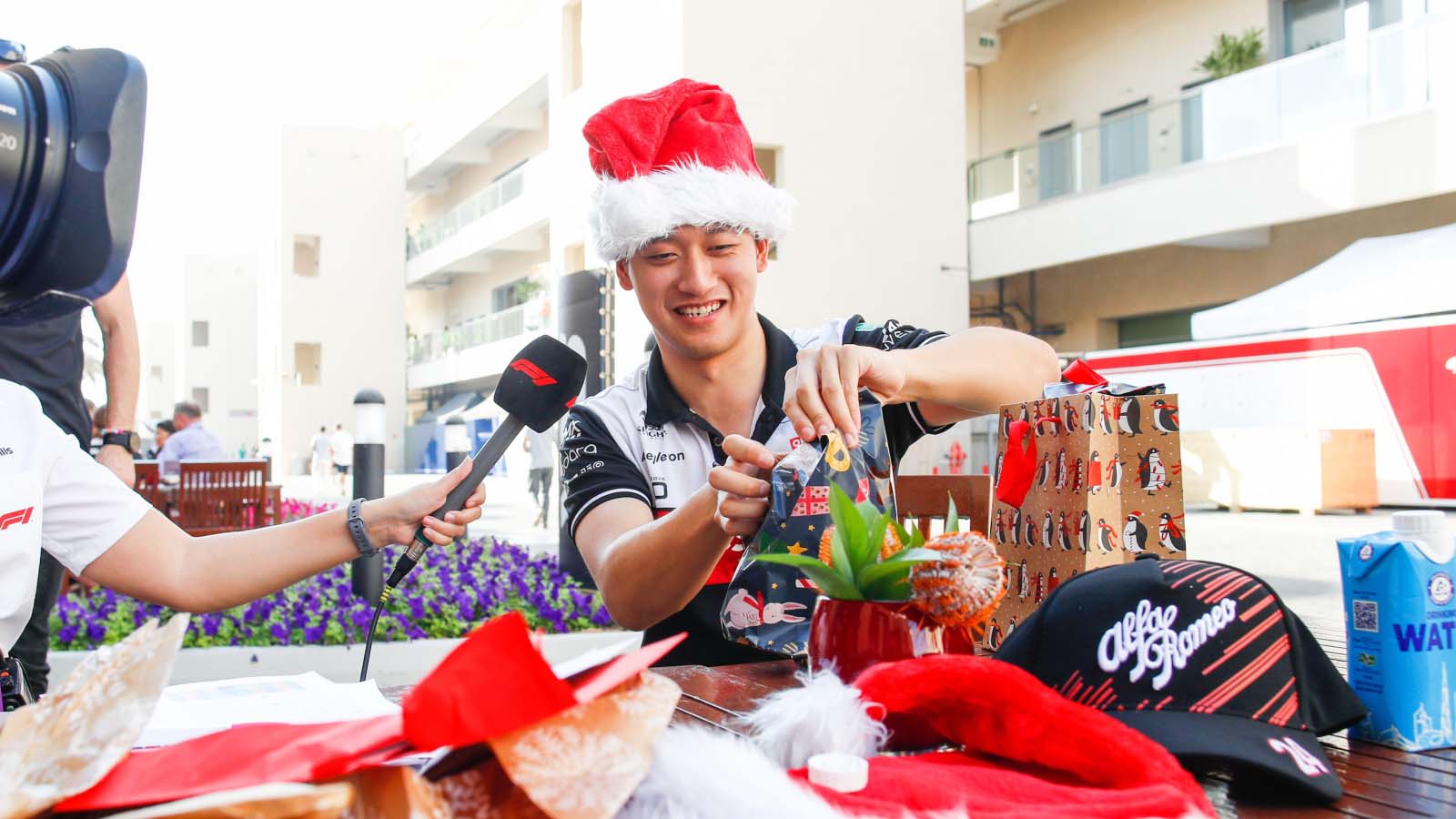 周冠宇打开F1神秘圣诞老人礼物。阿布扎比，2022年11月。