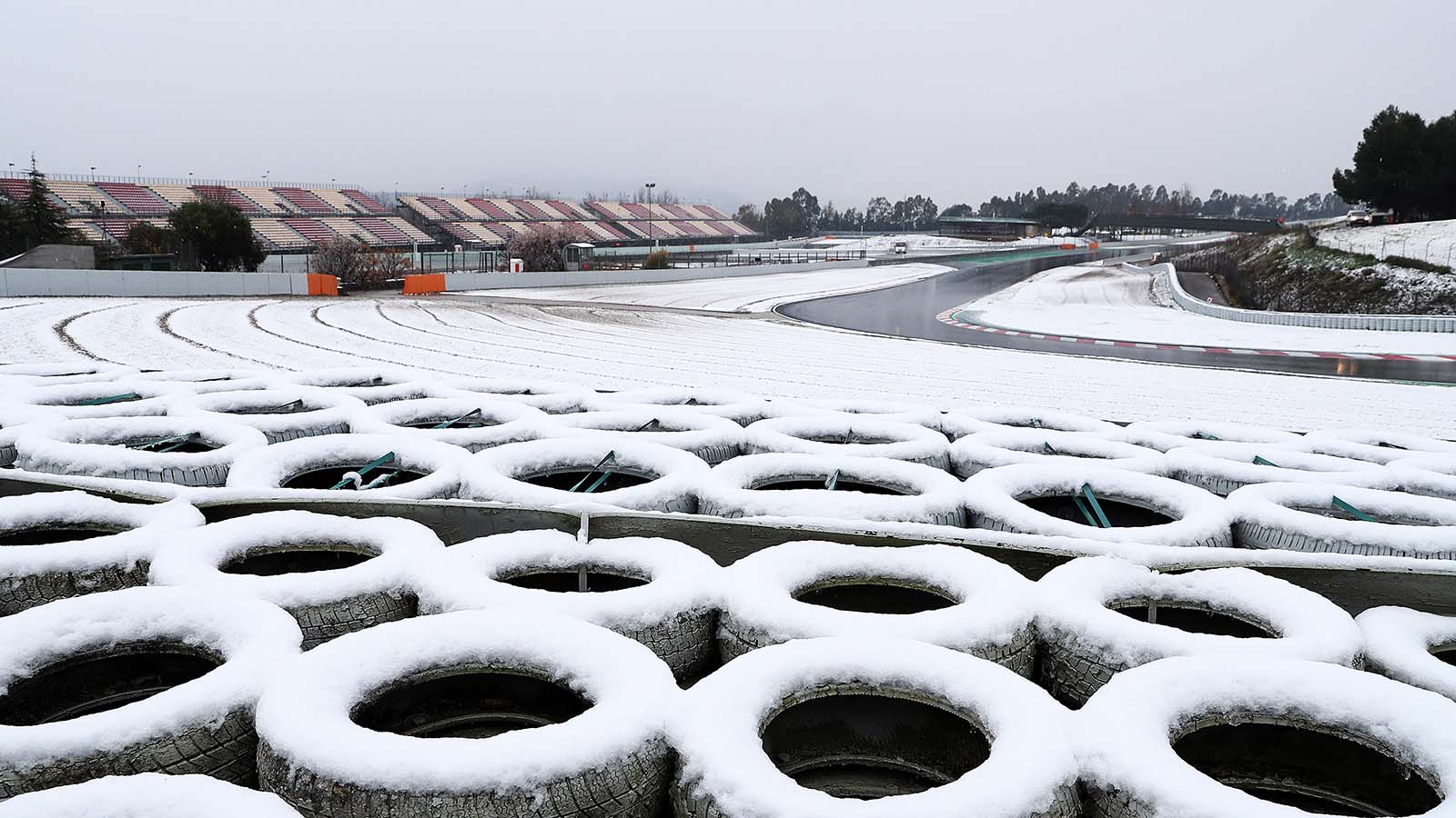 在巴塞罗那的巴塞罗那-加泰罗尼亚赛道进行季前测试的第三天，下起了雪。