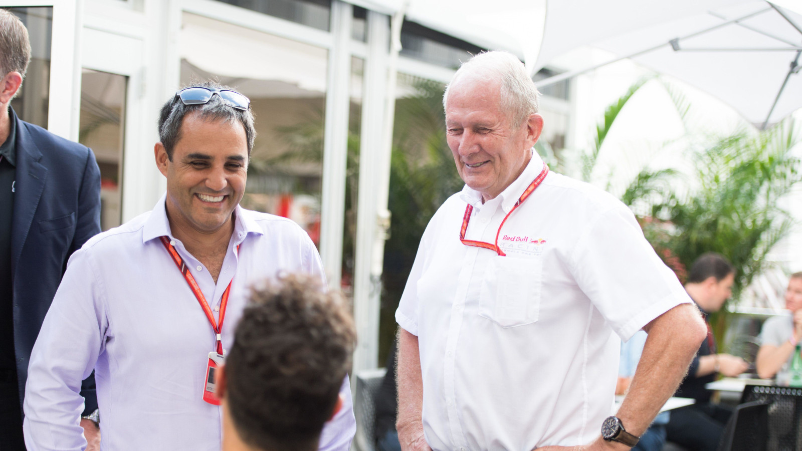 胡安·巴勃罗·蒙托亚与红牛赛车运动顾问赫尔穆特·马尔科聊天。美国，2017年10月。