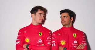 法拉利车手查尔斯·勒克莱尔和卡洛斯·塞恩斯。2022年2月。
