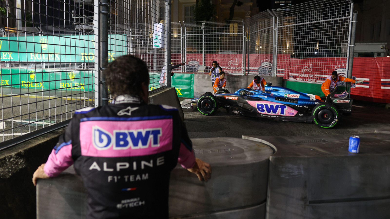 Alpine的费尔南多-阿隆索在2022年新加坡大奖赛退役后继续观看比赛。滨海湾，2022年9月。