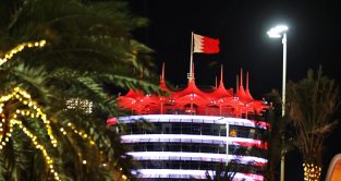 巴林国旗在夜间在赛道。2022年3月。