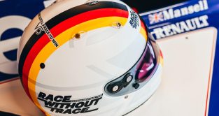 塞巴斯蒂安·维特尔的头盔上有德国国旗。银石，2022年6月。