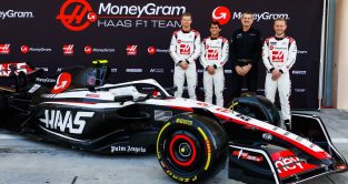 Nico Hülkenberg, Pietro Fittipaldi, Guenther Steiner and Kevin Magnussen with the Haas 2023 car. Bahrain, February 2023.
