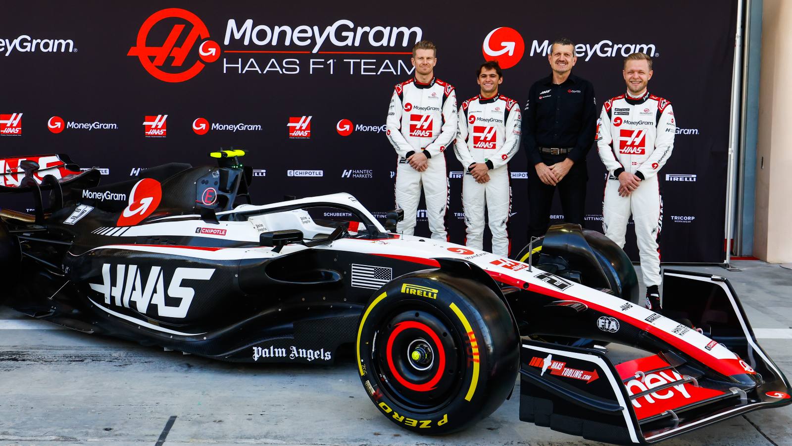 Nico Hülkenberg, Pietro Fittipaldi, Guenther Steiner and Kevin Magnussen with the Haas 2023 car. Bahrain, February 2023.