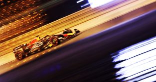 红牛车队马克斯·维斯塔彭在巴林大奖赛的赛道上。2023年3月，萨基尔。网格