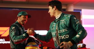 阿斯顿·马丁车手费尔南多·阿隆索和兰斯·斯特罗尔在巴林大奖赛上。萨希尔，2023年3月。