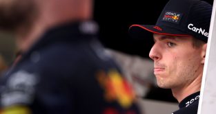 Max Verstappen站在车库后面沉思。沙特阿拉伯2023年3月
