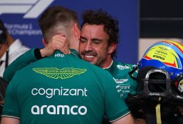 Fernando Alonso embraces his engineer. Jeddah March 2023.