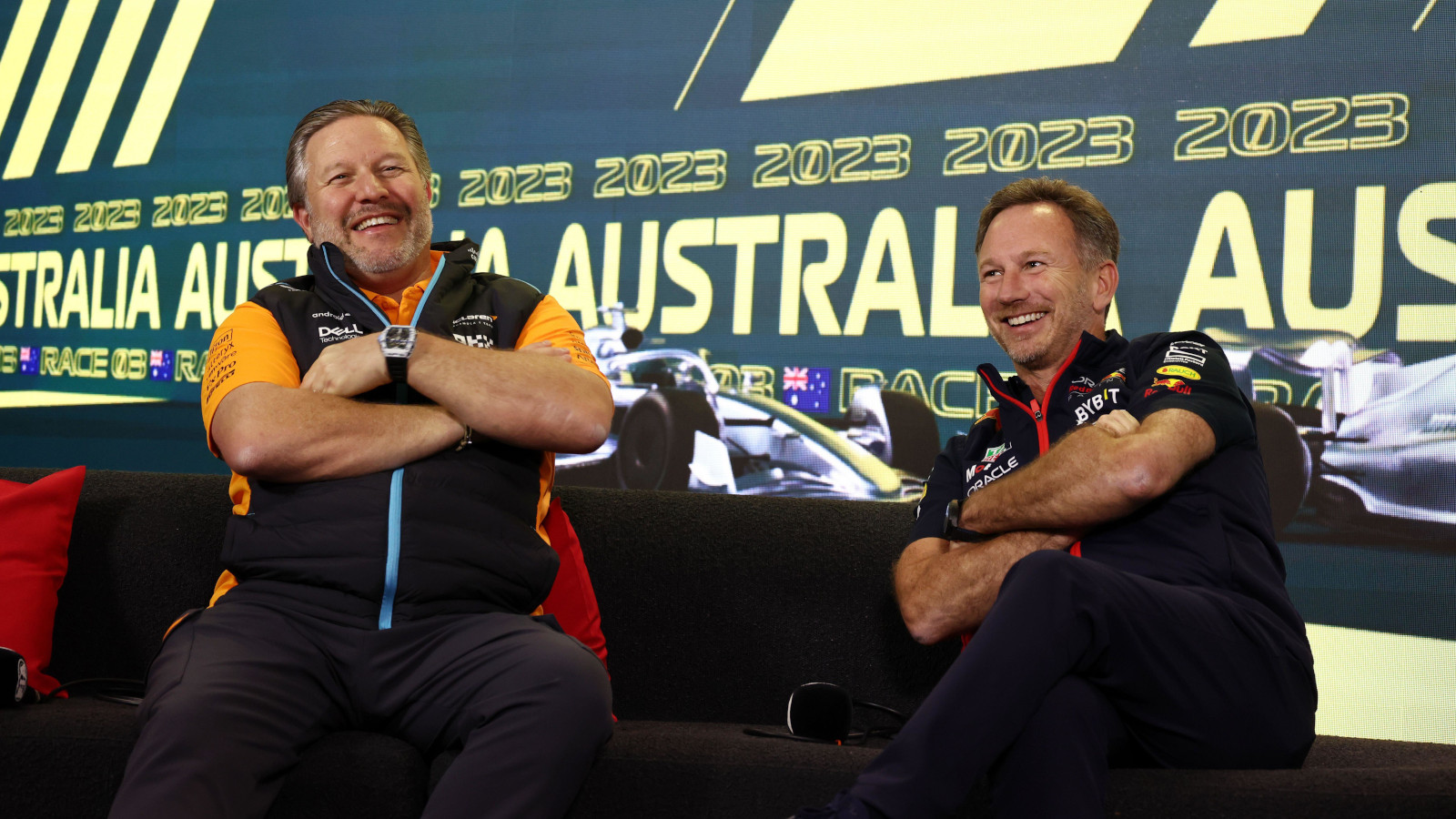 扎克·布朗和克里斯蒂安·霍纳在新闻发布会的沙发上大笑。澳大利亚2023年3月