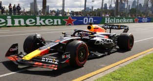 Max Verstappen laps the Melbourne circuit on the soft tyres. Australia March 2023