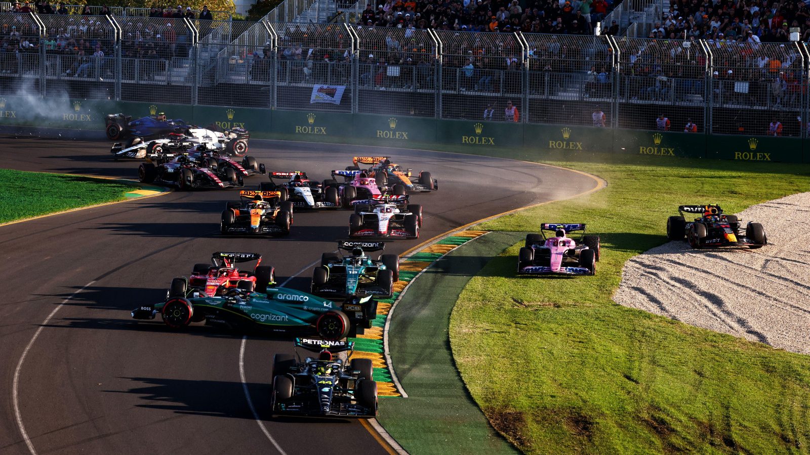 阿斯顿·马丁车手费尔南多·阿隆索在澳大利亚大奖赛重新开始时旋转起来。墨尔本，2023年3月。