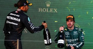 阿斯顿·马丁的费尔南多·阿隆索站上澳大利亚大奖赛的领奖台。墨尔本，2023年4月。