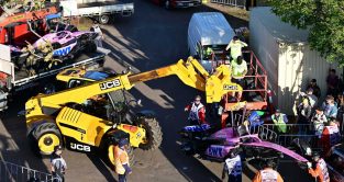 A crane removes the broken Alpine cars of Pierre Gasly and Esteban Ocon. Australia, April 2023.