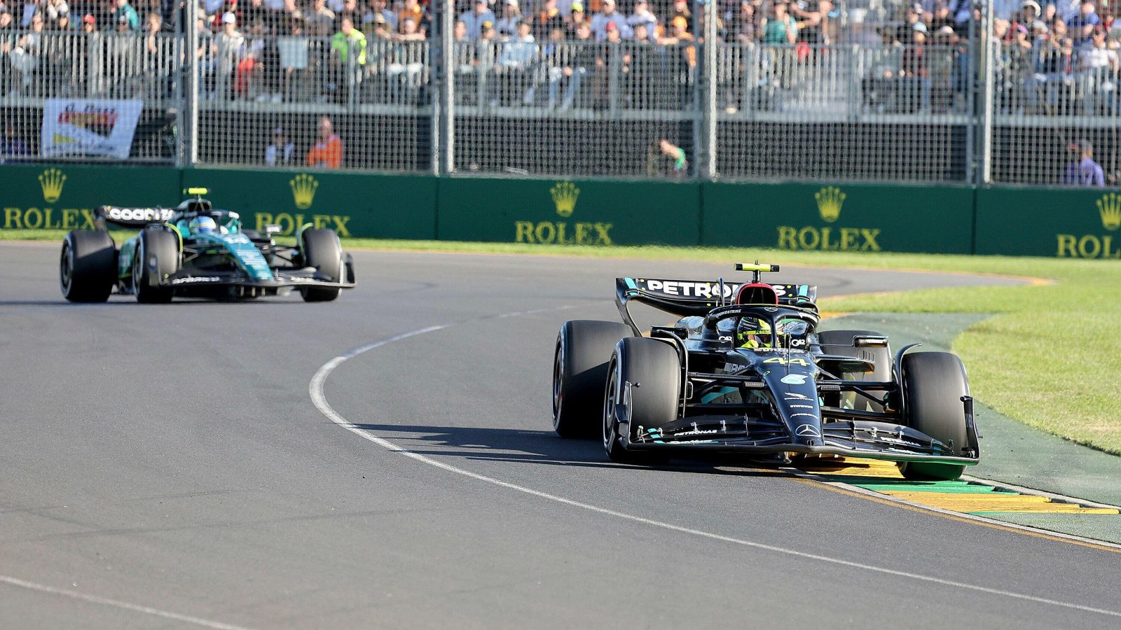 梅赛德斯-奔驰的刘易斯-汉密尔顿在澳大利亚大奖赛上领先阿斯顿-马丁的费尔南多-阿隆索。墨尔本，2023年3月。