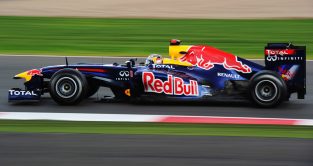 红牛车队的塞巴斯蒂安·维特尔在2011年英国大奖赛的赛道上比赛。银石，2011年7月。规则的改变