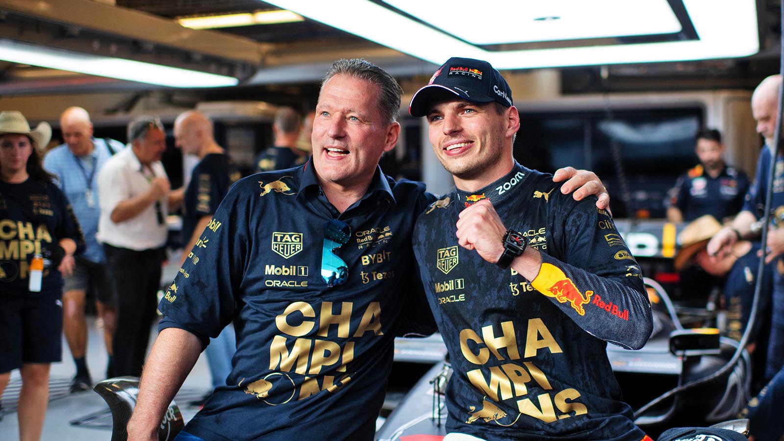 Max Verstappen和Jos Verstappen庆祝夺冠。奥斯汀，2022年10月。
