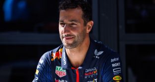 Daniel Ricciardo，红牛，微笑着坐下来。澳大利亚，2023年3月。