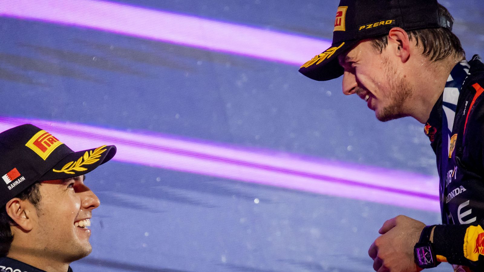 马克斯·维斯塔潘在红牛的第一名和第二名之后感谢了塞尔吉奥·佩雷斯登上领奖台。F1巴林，2023年。