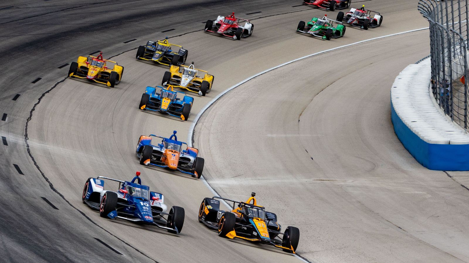 Autos de IndyCar en un circuito de óvalo