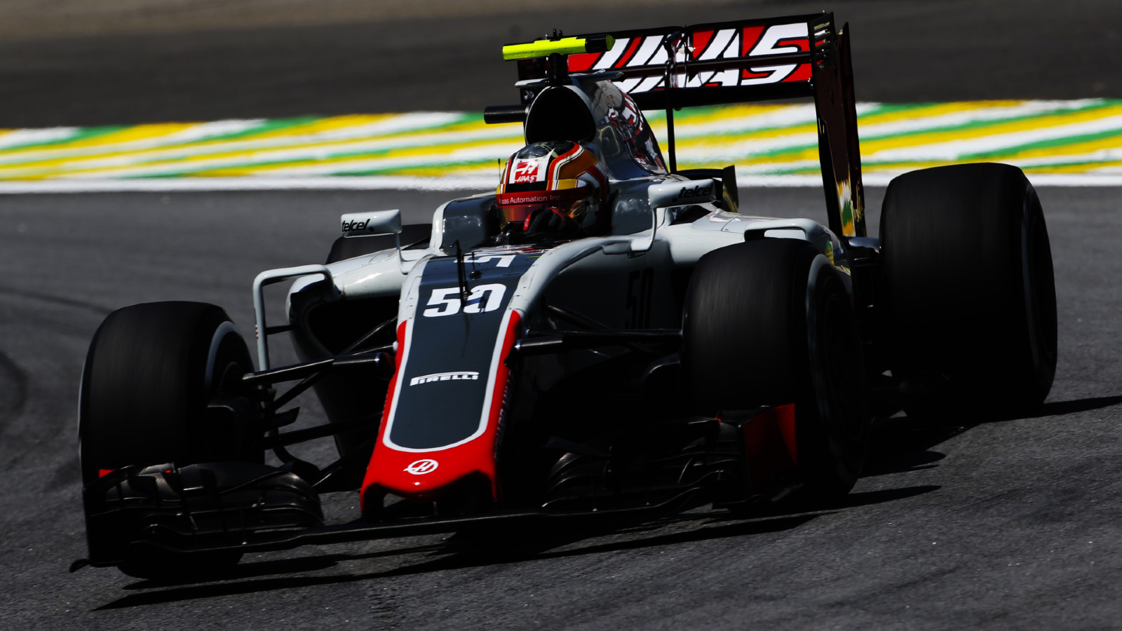 哈斯的查尔斯·勒克莱尔在2016年巴西大奖赛的赛道上。