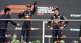 红牛车队的塞尔吉奥·佩雷斯和马克斯·维斯塔潘在阿塞拜疆大奖赛的领奖台上。巴库，2023年4月。