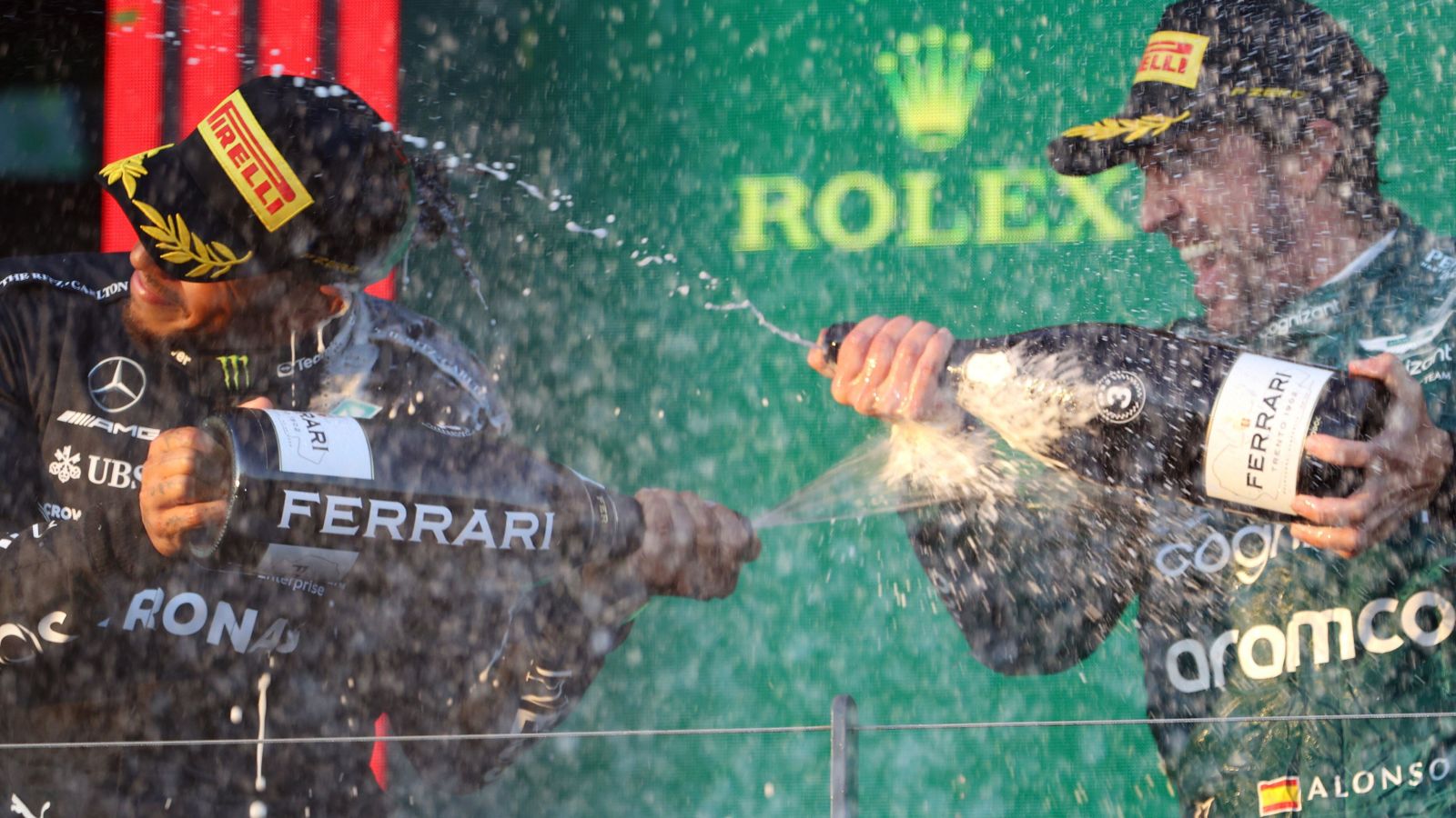 刘易斯·汉密尔顿和费尔南多·阿隆索在澳大利亚大奖赛的领奖台上庆祝。墨尔本,2023。