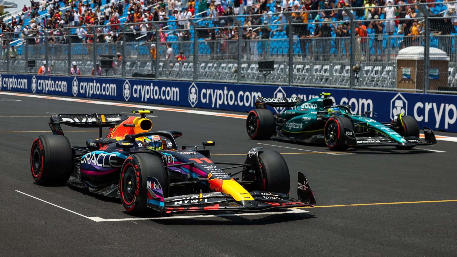 塞尔吉奥·佩雷斯和费尔南多·阿隆索在F1发车区。迈阿密，2023年5月。