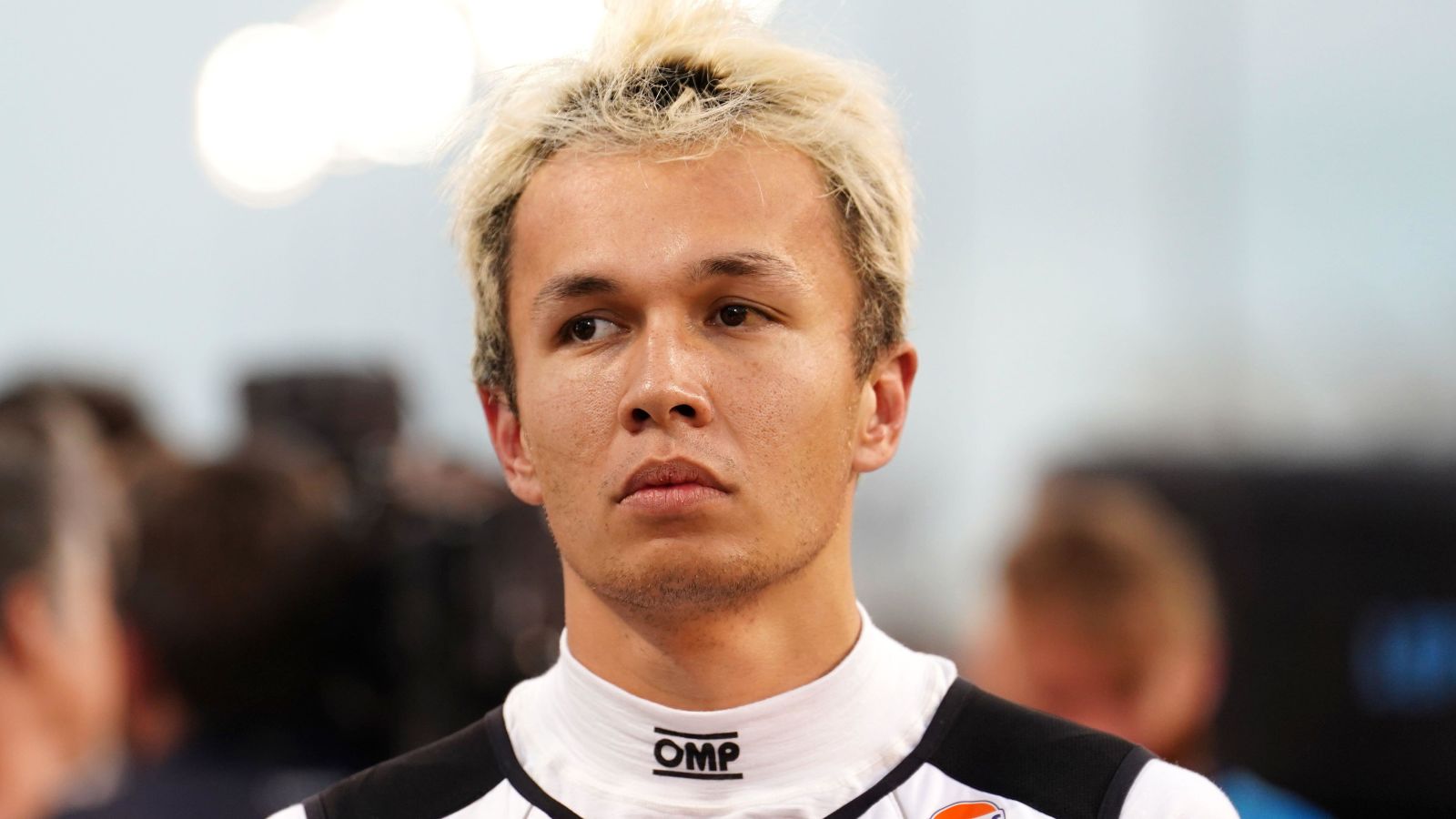 在巴林大奖赛开始前，威廉姆斯车队的车手亚历克斯·阿尔本在奏国歌前排队。巴林、2023。