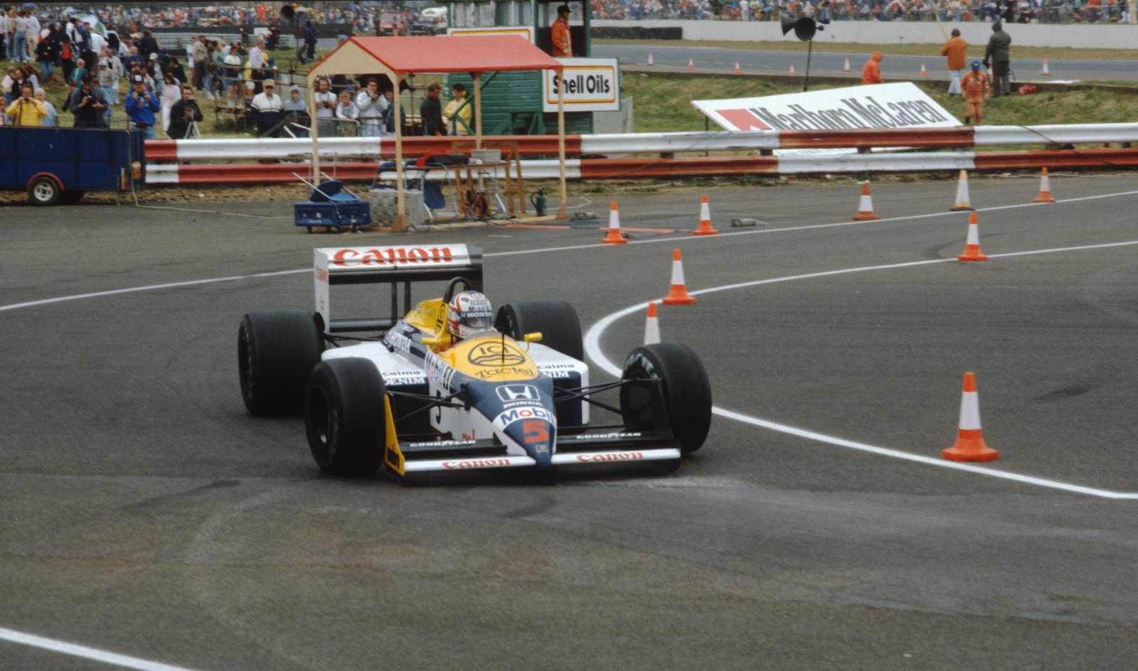Williams' Nigel Mansell at the 1987 British Grand Prix. Silverstone, July 1987.