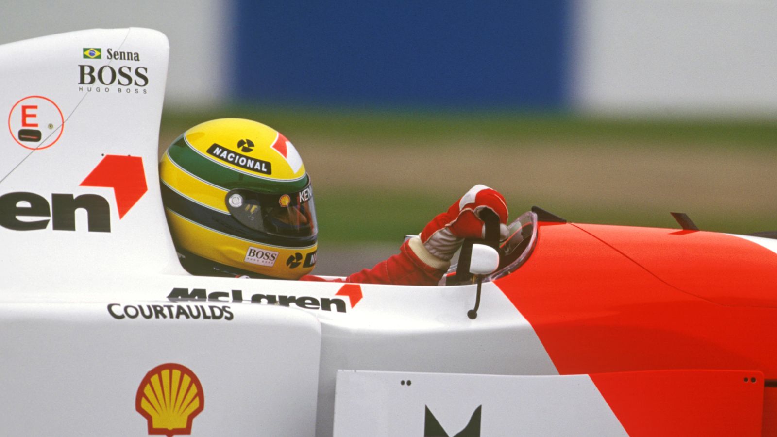 埃尔顿·塞纳完全控制着迈凯轮车队在欧洲大奖赛上的胜利。多宁顿公园，1993年。