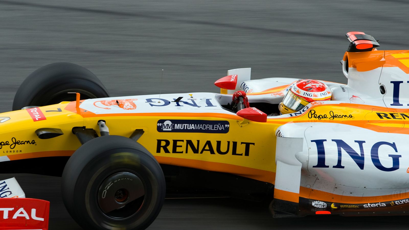 雷诺车手费尔南多·阿隆索在马来西亚大奖赛的最后一个弯道拦截。雪邦,2009年。
