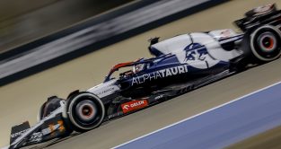 阿尔法车队车手尼克·德弗里斯在F1赛季开幕巴林大奖赛上的动作。萨希尔，2023年3月。