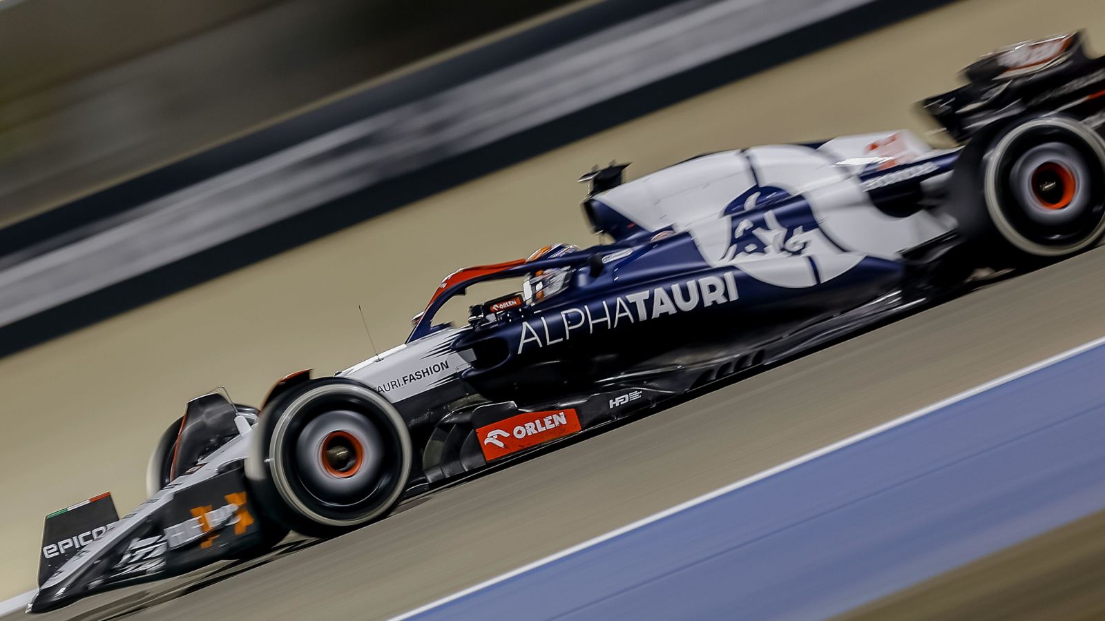 阿尔法车队车手尼克·德弗里斯在F1赛季开幕巴林大奖赛上的动作。萨希尔，2023年3月。